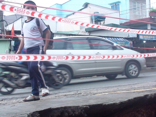 Xuất hiện hố “tử thần” lớn sau mưa tại Biên Hòa