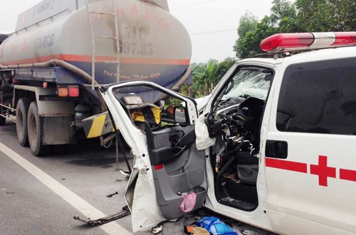 Xe cấp cứu đâm vào xe bồn trên cao tốc, 4 người thương vong