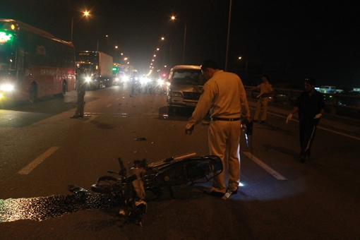 Chạy xe máy ngược chiều, đối đầu ô tô trên cầu Đồng Nai