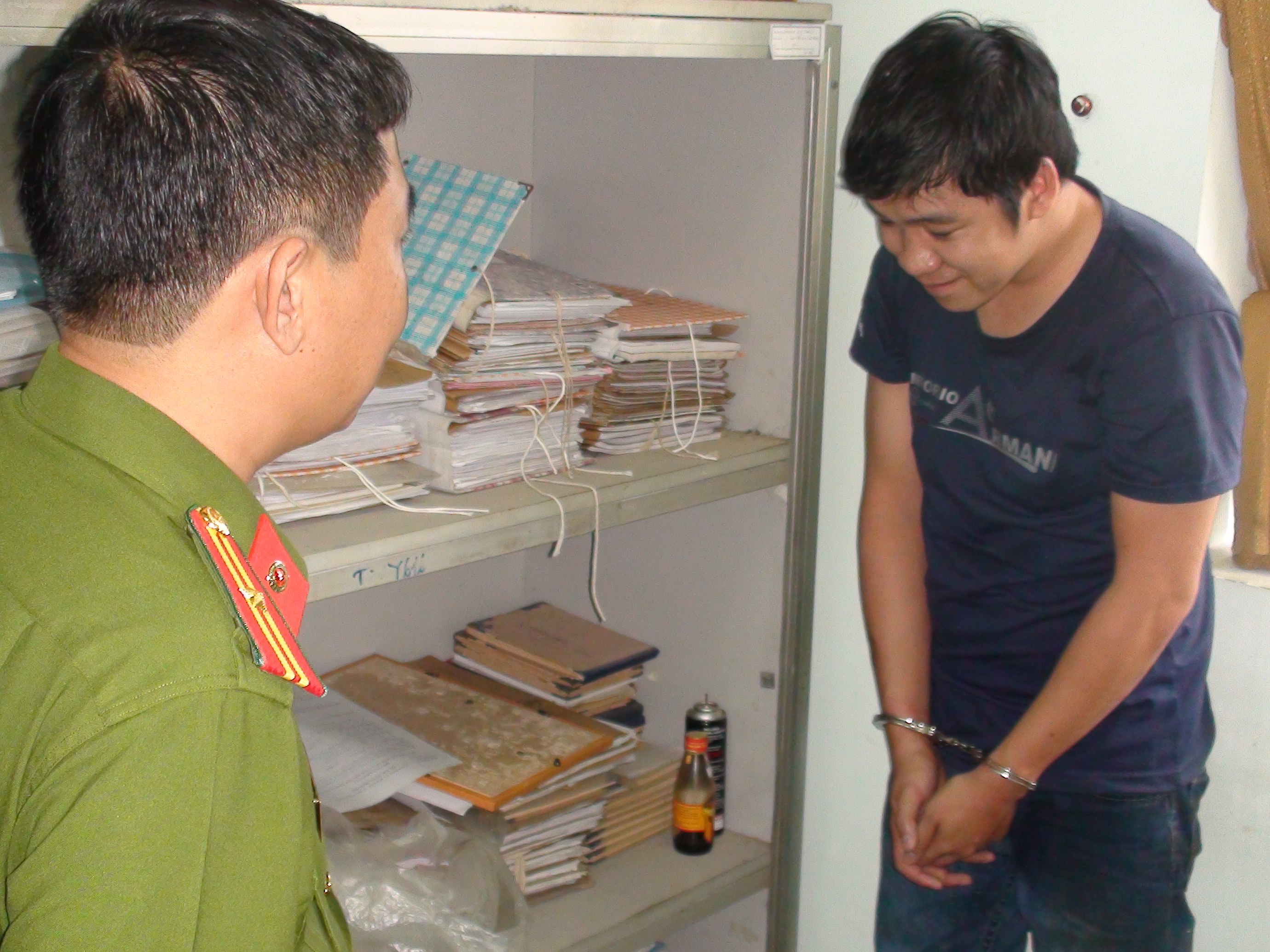 Thua cá độ bóng đá, cầm dao xông vào cướp tiền ở Bưu Điện giữa ban ngày