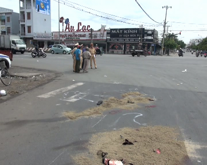 Hai mẹ con chết thảm dưới bánh xe đầu kéo