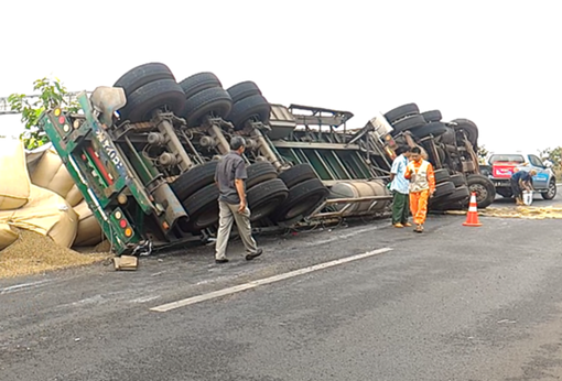 Xe tải lật, gần 10 tấn cà phê nằm "chình ình" trên cao tốc