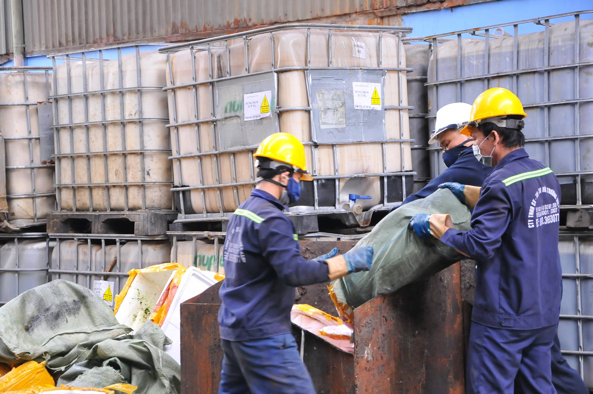 Phạt 70 triệu đồng với xe container chở bẹ sữa heo bẩn