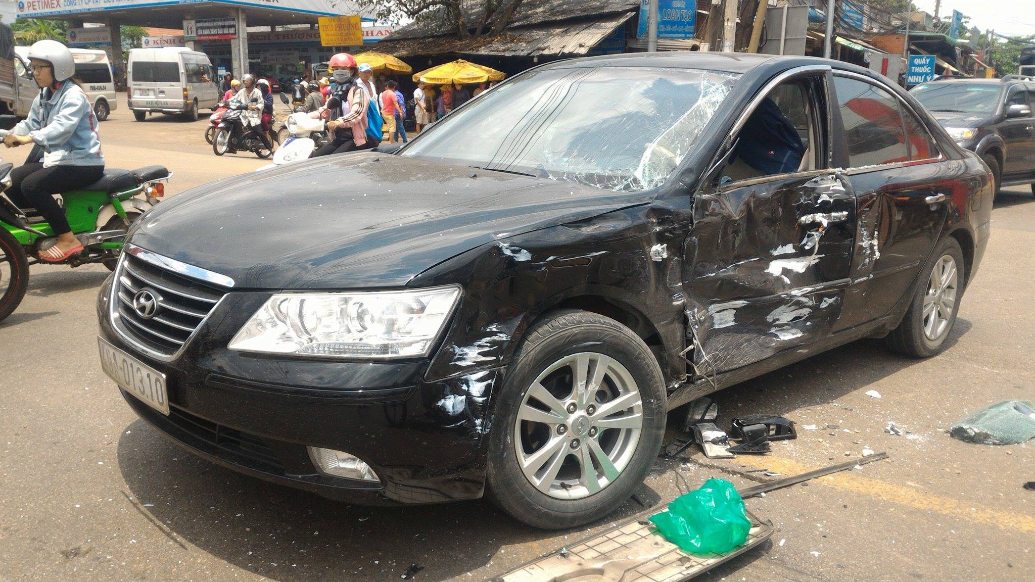 Xe khách mất phanh tông ngang hông xe du lịch