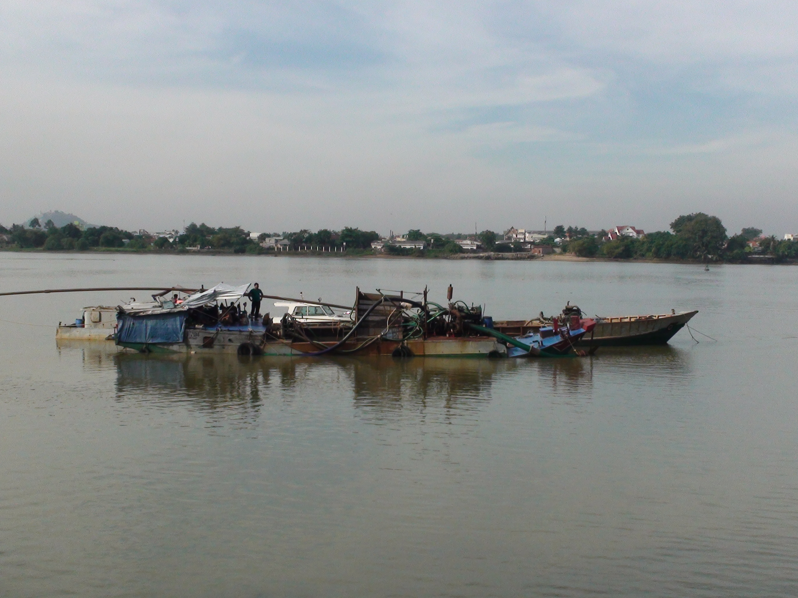 Bắt giữ 8 thuyền khai thác cát trái phép trên sông Đồng Nai