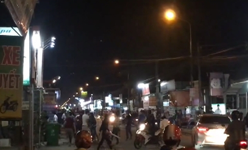 Hai nhóm thanh niên chém nhau loạn xạ trước tiệm cầm đồ