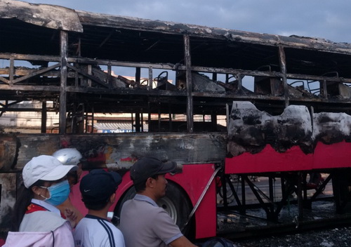 Xe khách bất ngờ bốc cháy dữ dội trên quốc lộ 1A