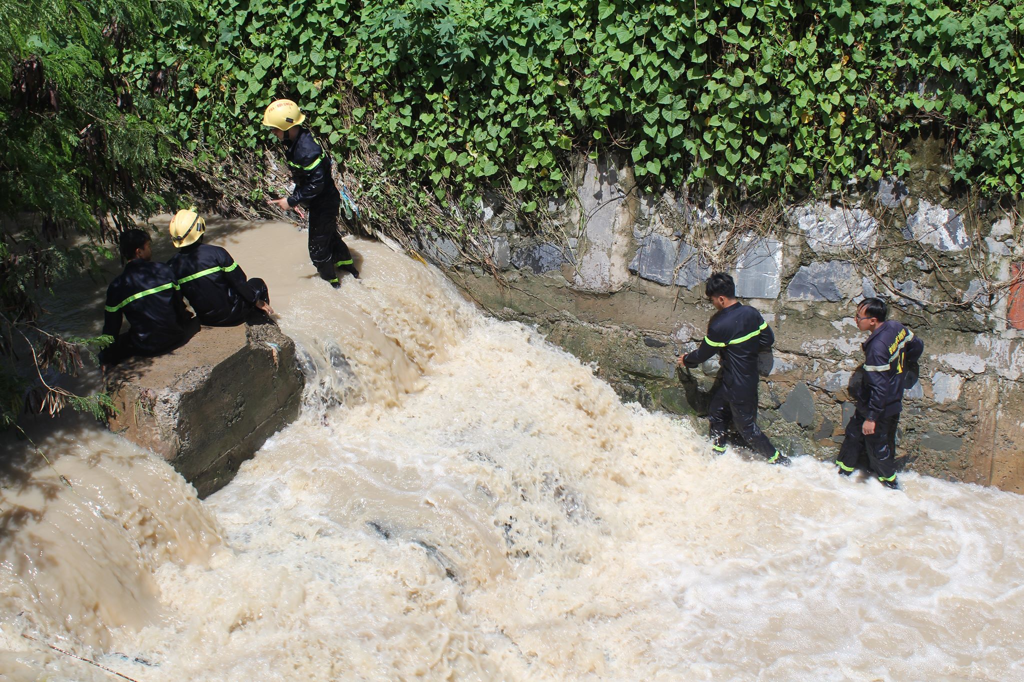 Hàng trăm người vẫn đang tìm kiếm cháu bé bị nước cuốn mất tích 