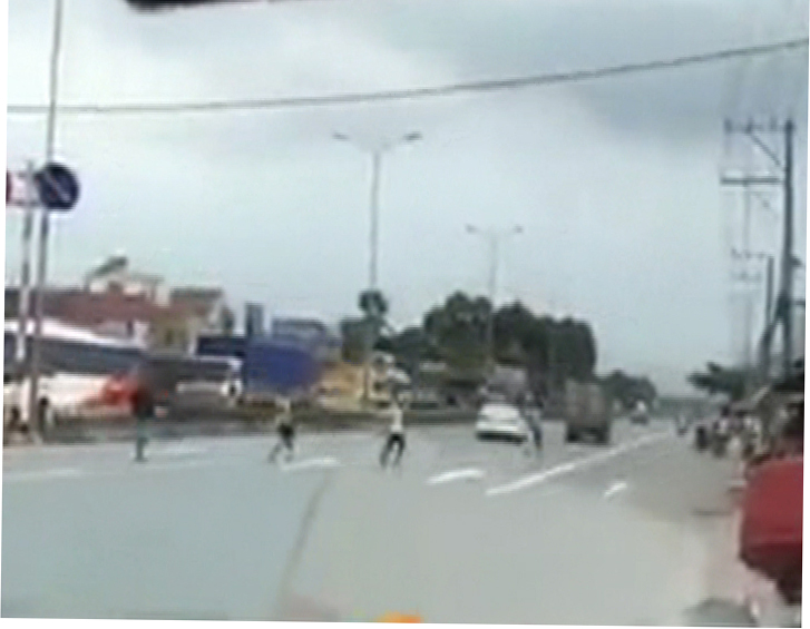 Đòi nợ cá độ bóng đá, 2 băng nhóm chém nhau loạn xạ trên quốc lộ