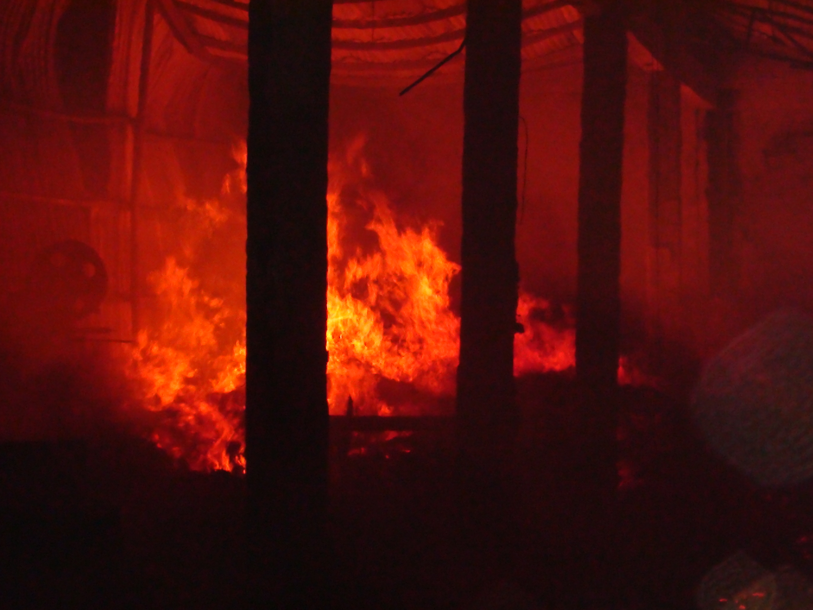 Lửa thiêu rụi hàng ngàn m2 xưởng gỗ trong khu công nghiệp