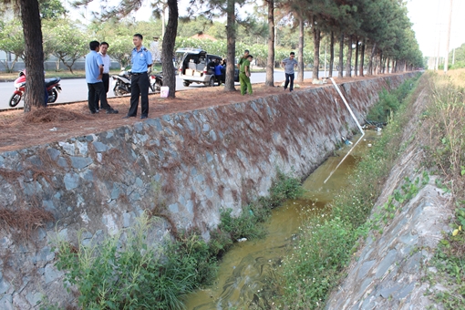 Dầu máy tràn ra môi trường, nghi vấn vỡ đường ống lọc cặn 