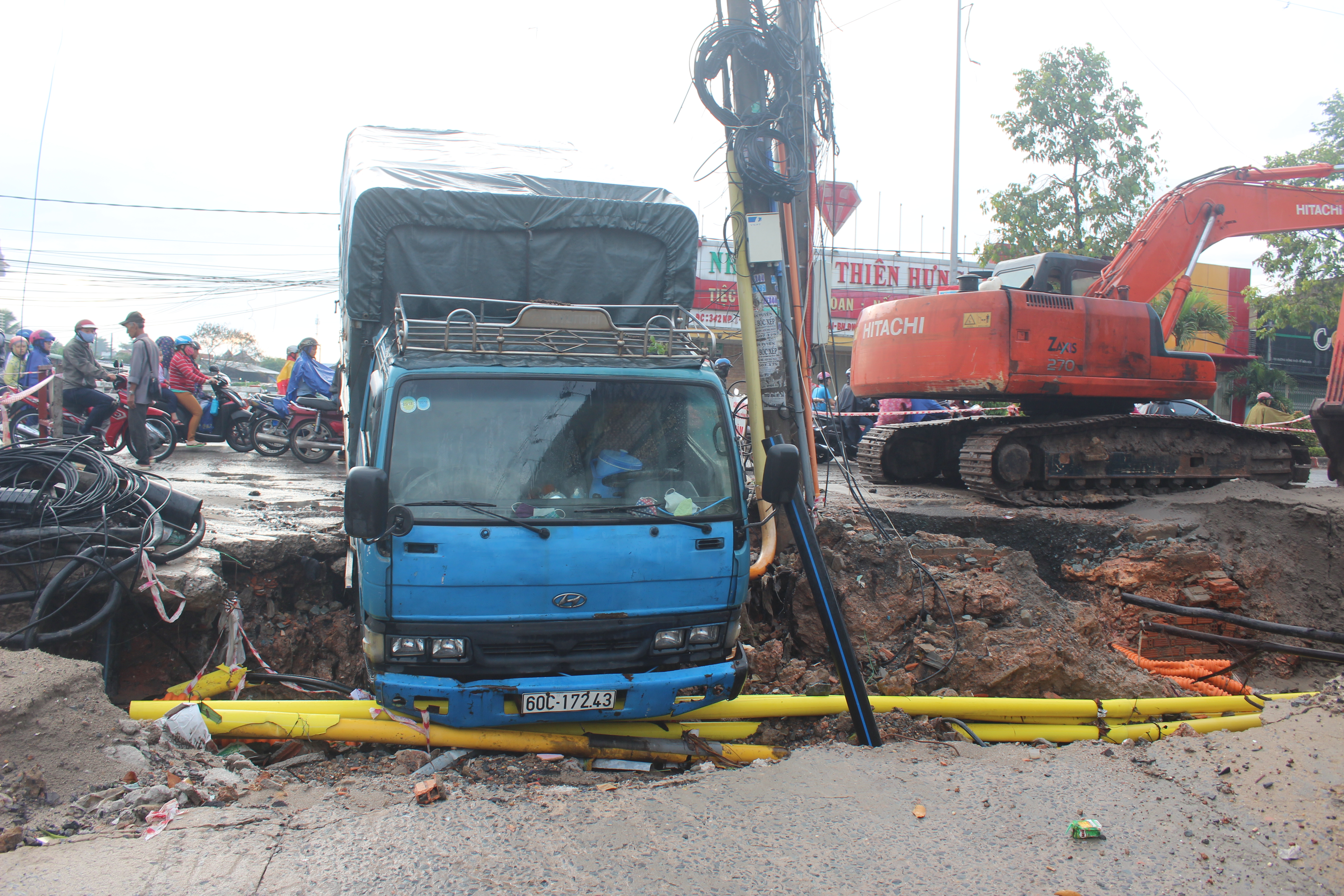 Mưa lớn khiến một xe tải sập hố tại dự án hầm chui Tân Phong