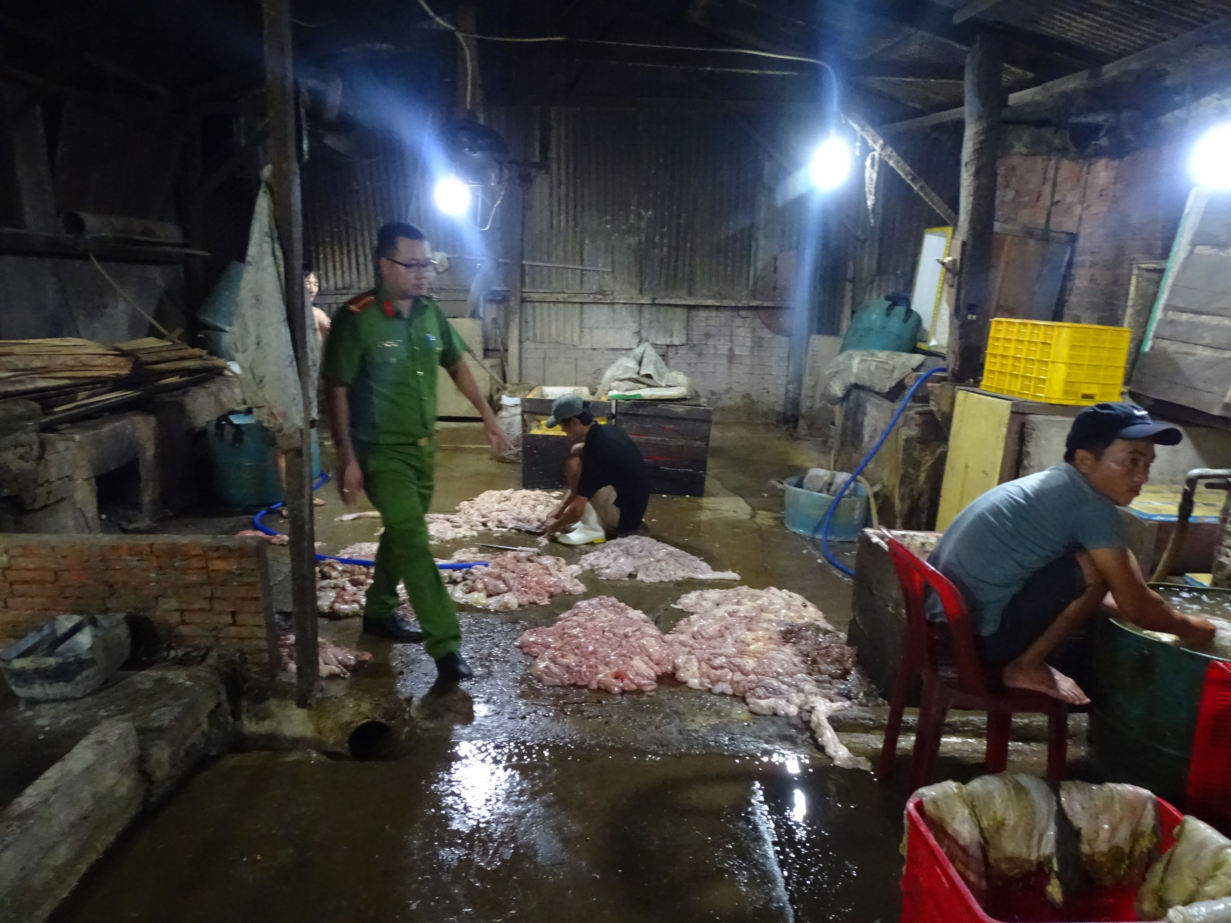 Hãi hùng phát hiện cơ sở chế biến nội tạng bò ngâm đẫm hóa chất