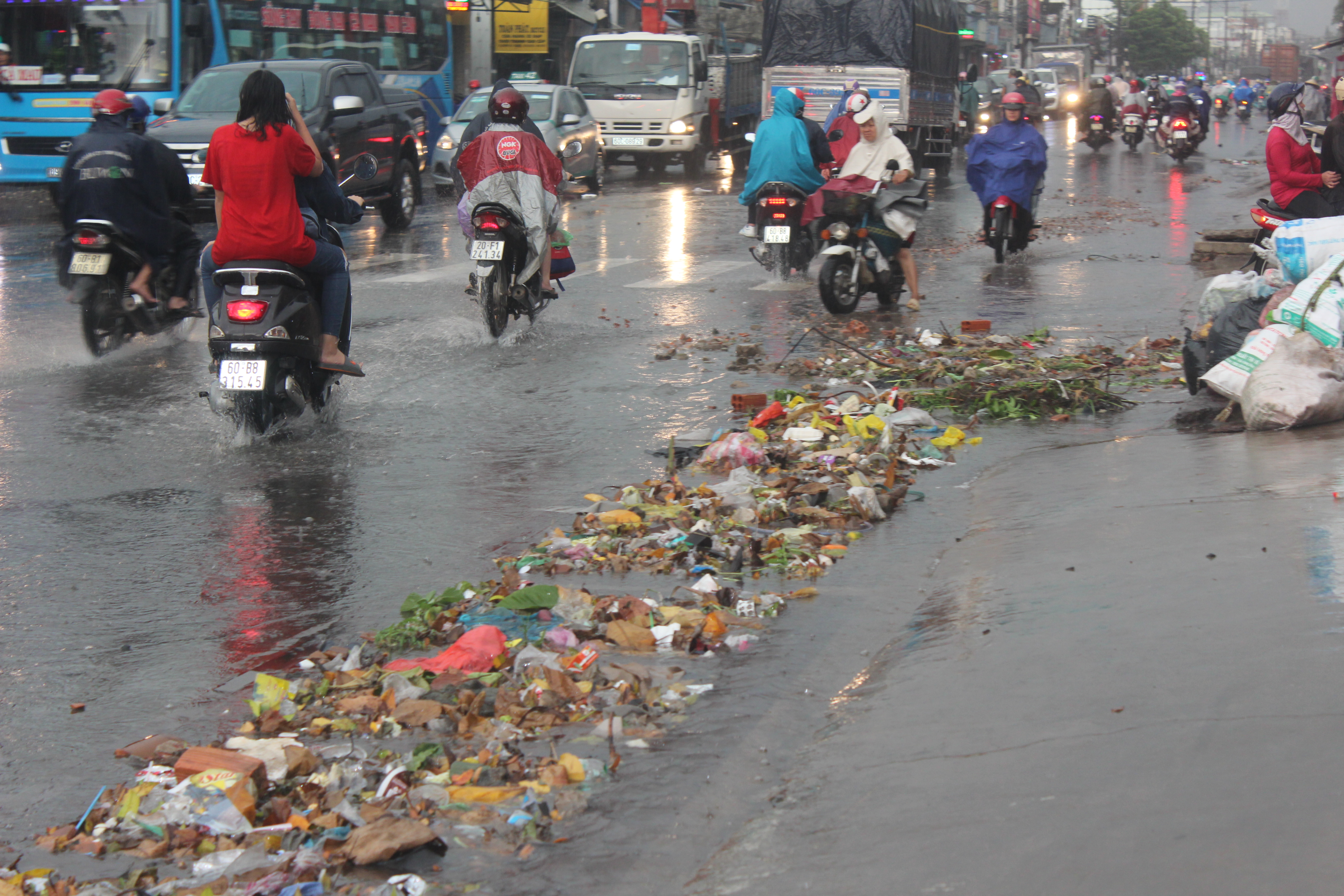 Để rác thải gây nghẹt cống thoát nước, 4 chủ tịch phường bị phê bình