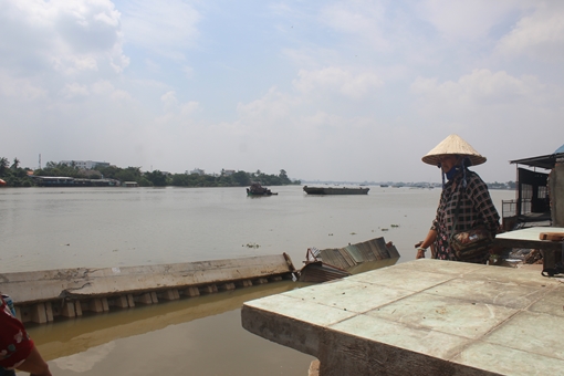 Bờ kè chợ hơn 2 tỷ đồng mới đưa vào sử dụng đã sạt lở 