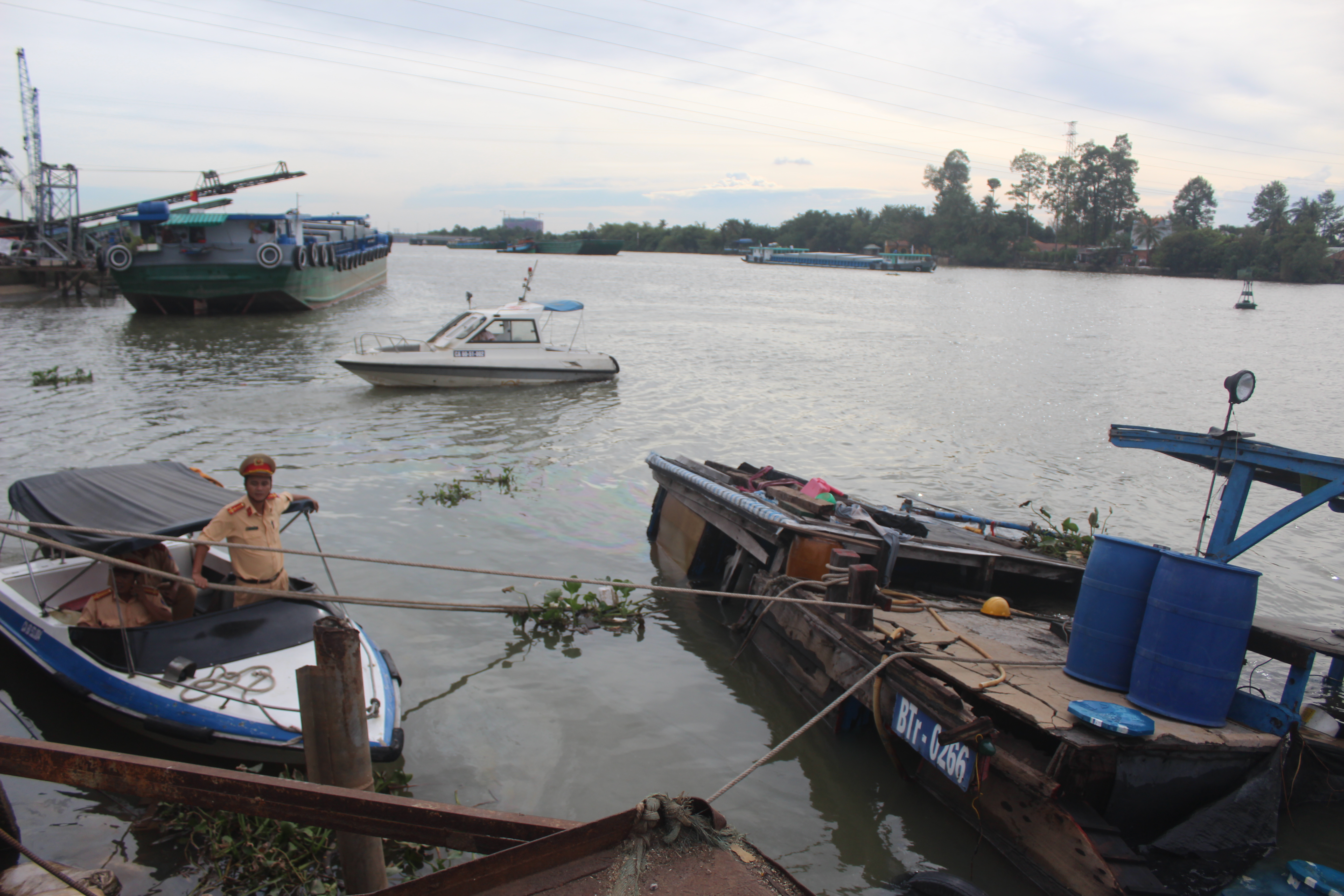 Trục vớt thuyền máy chở hàng chục tấn hóa chất chìm xuống sông Đồng Nai