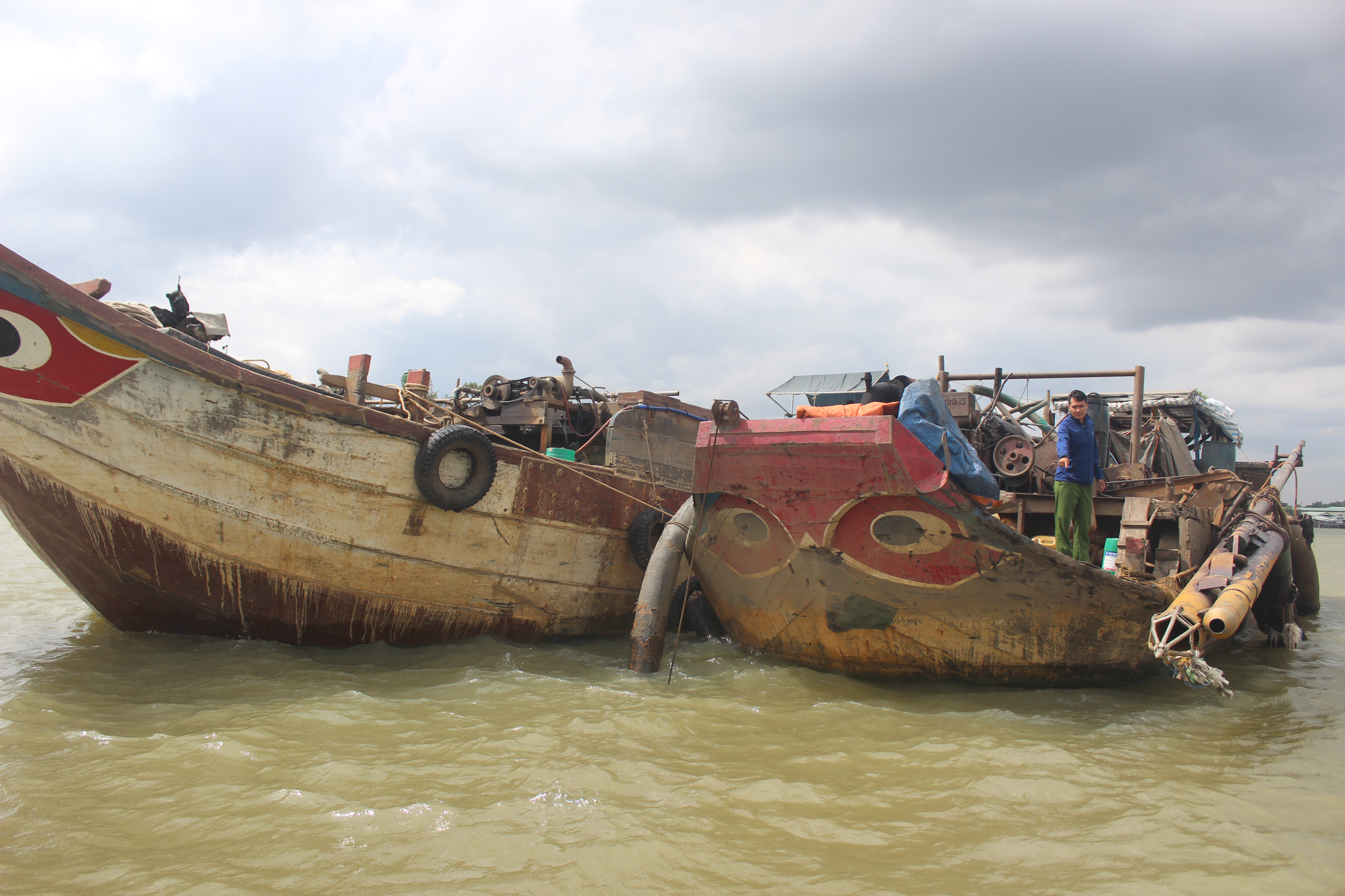 Nổ súng vây bắt cát tặc trên sông Đồng Nai