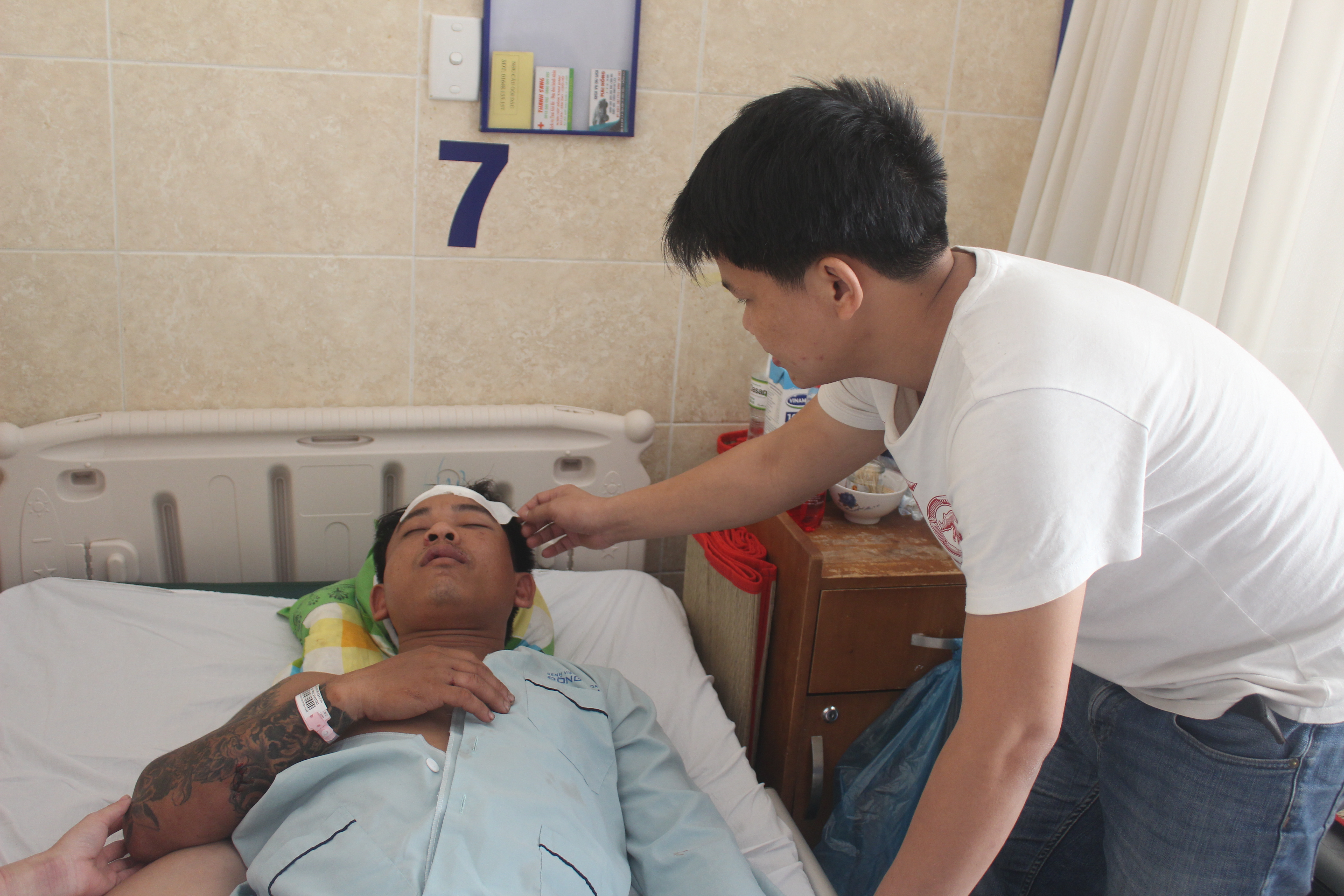 Nhóm đối tượng đi ô tô mang “hàng nóng” chém người trọng thương