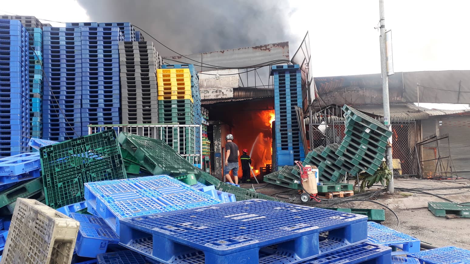 Cháy lớn tại xưởng kinh doanh gỗ ở Đồng Nai