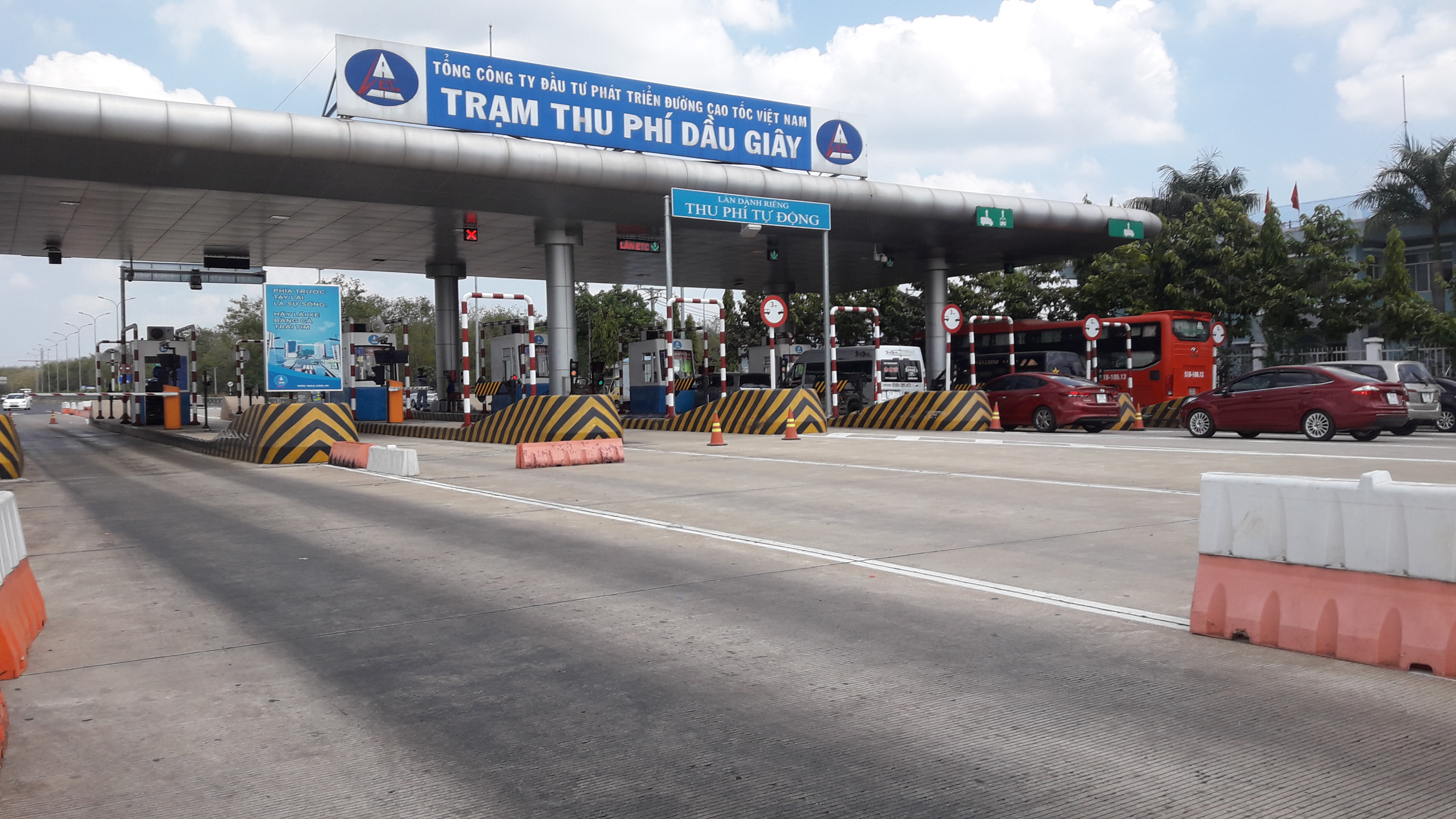 Mang súng và mã tấu khống chế nhân viên trạm thu phí cao tốc  cướp hơn 2,2 tỉ đồng 