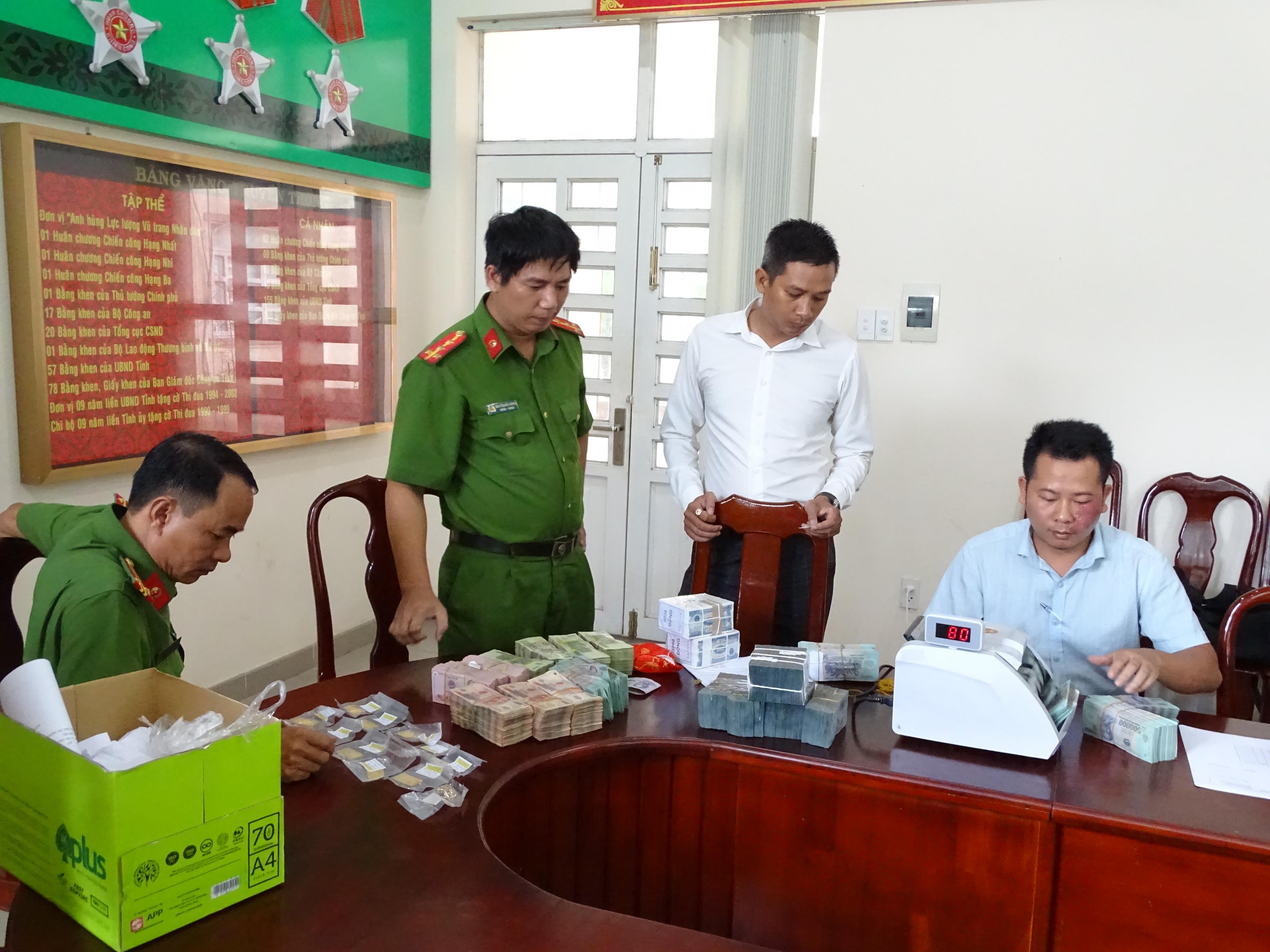 Trả lại hơn 1,7 tỷ đồng bị cướp cho trạm thu phí đường cao tốc