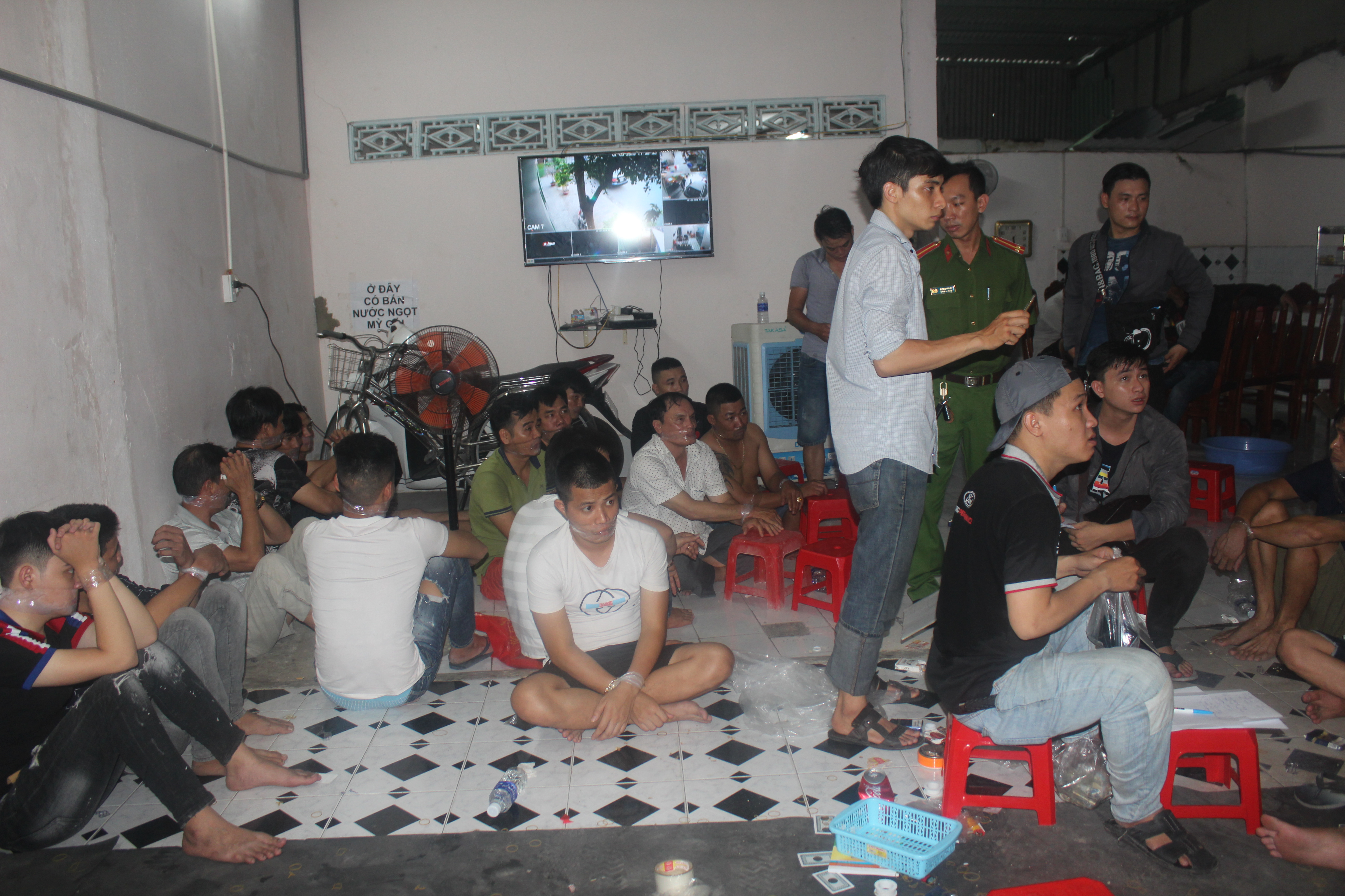 Phá ổ bạc lớn do Tuấn "nước” tổ chức tại nhà riêng