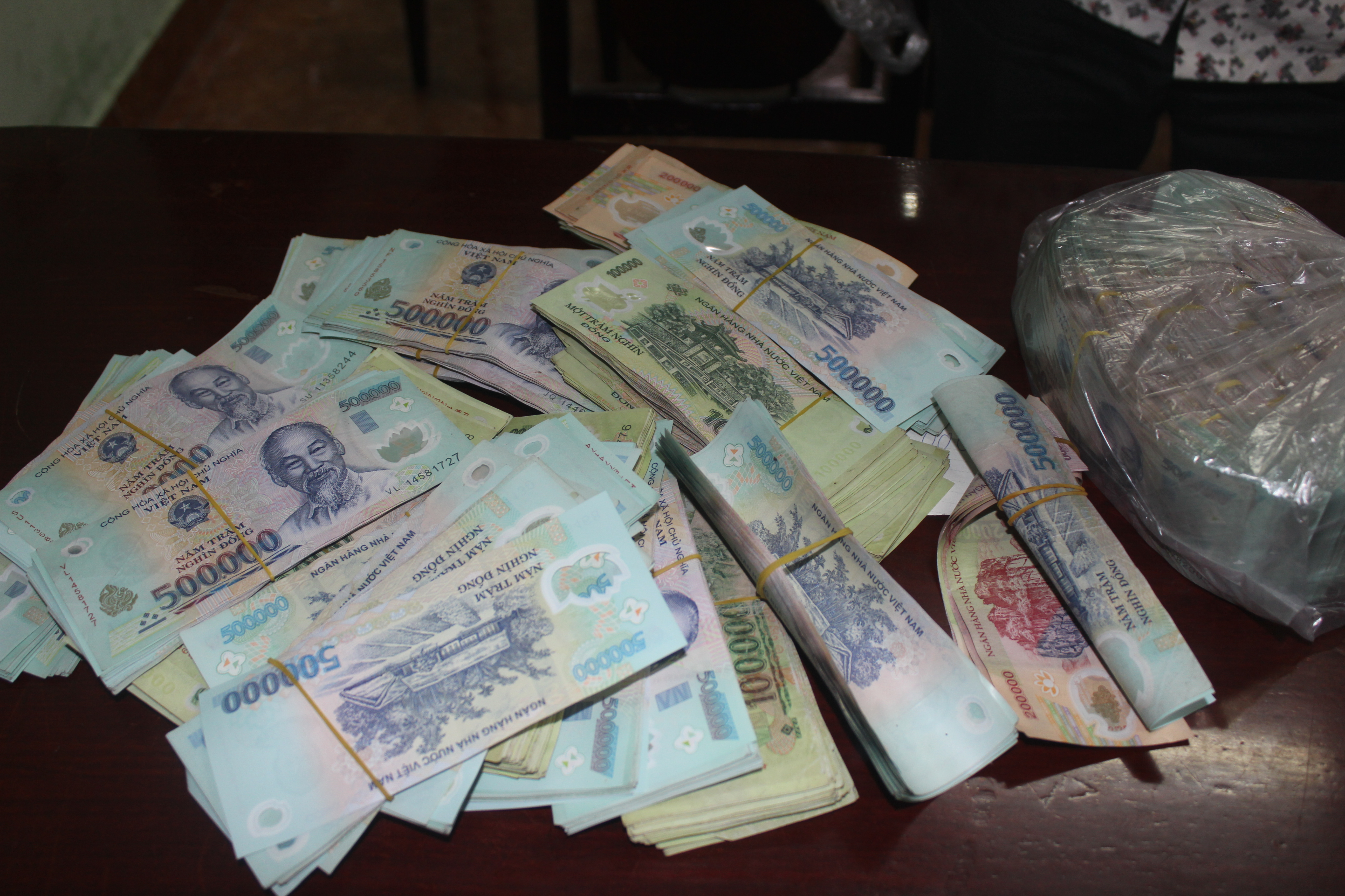 Điều tra vụ đánh bạc với bọc tiền hơn 500 triệu đồng không ai thừa nhận