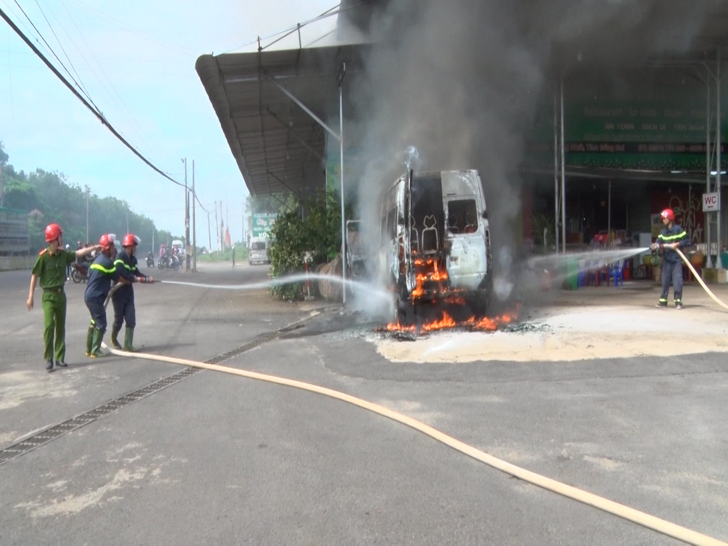 Xe khách cháy rụi khi hành khách vừa xuống xe