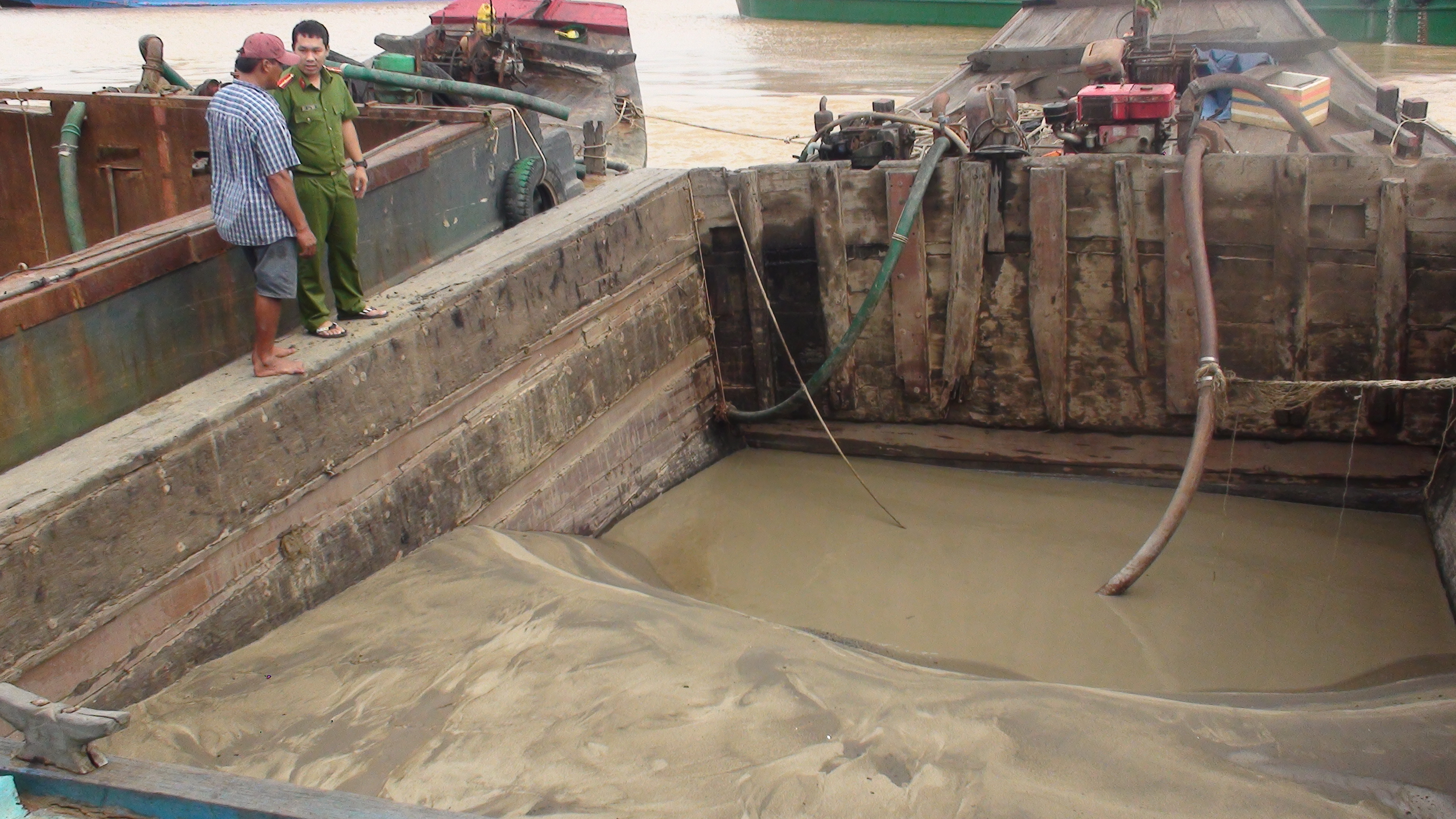 Nổ súng bắt 4 thuyền bơm hút cát trái phép trên sông Đồng Nai