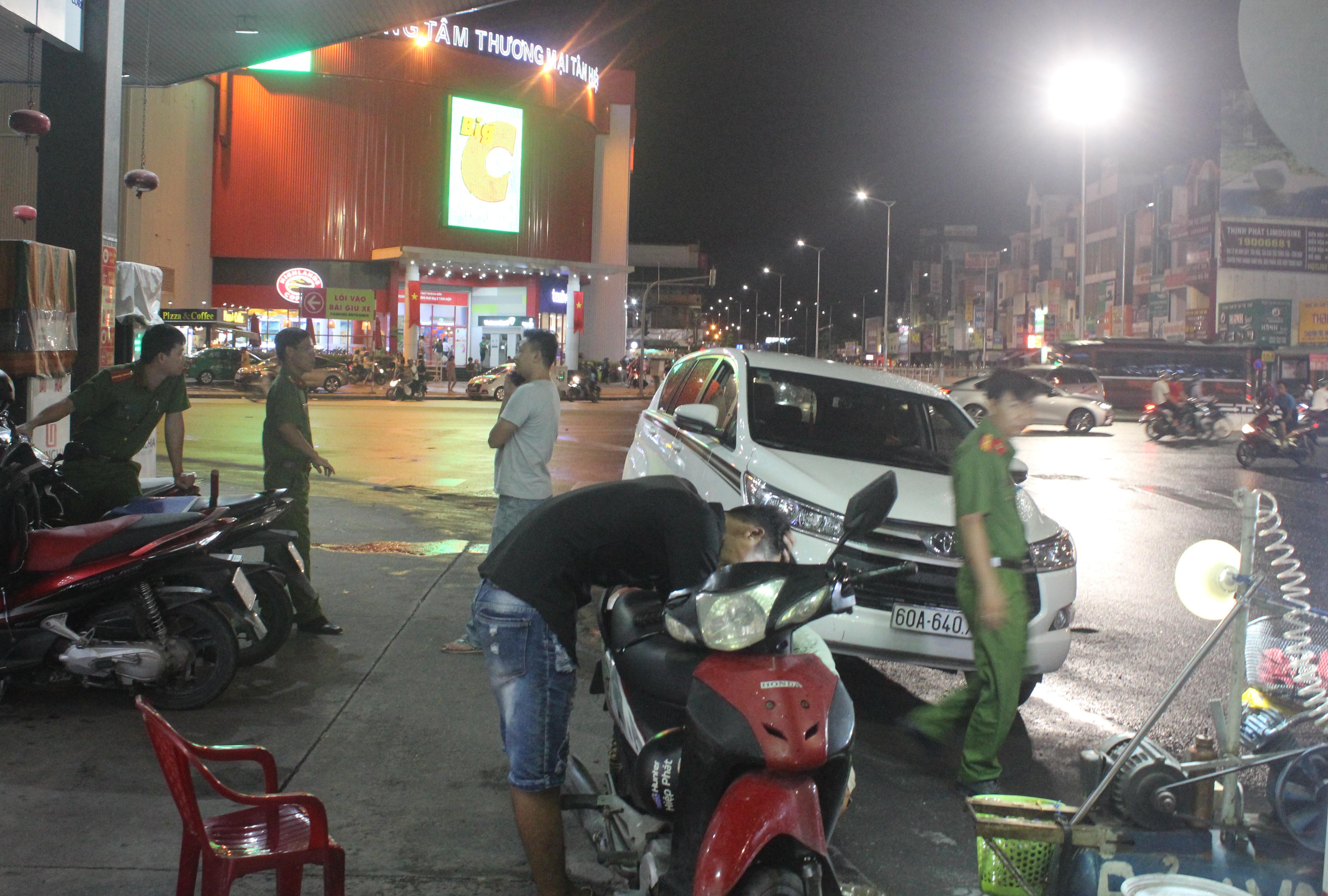  10 đối tượng "vác" dao và mã tấu rượt đuổi chém gục một thanh niên