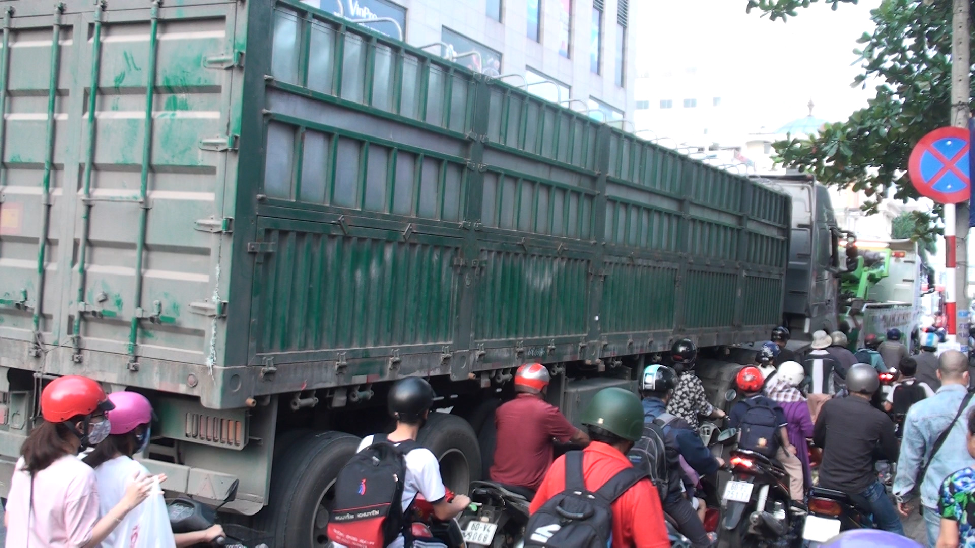Va chạm với xe container, 2 nữ sinh thương vong trên đường đi học về