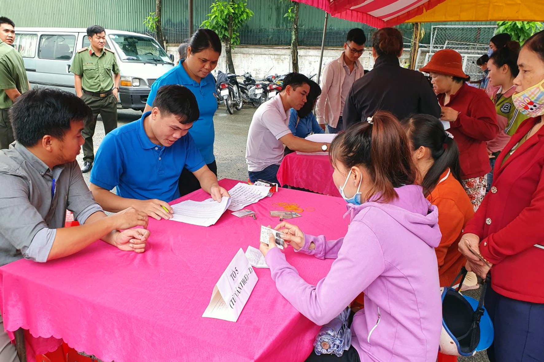 Chi trả tiền lương cho gần 2000 công nhân bị chủ doanh nghiệp bỏ rơi  