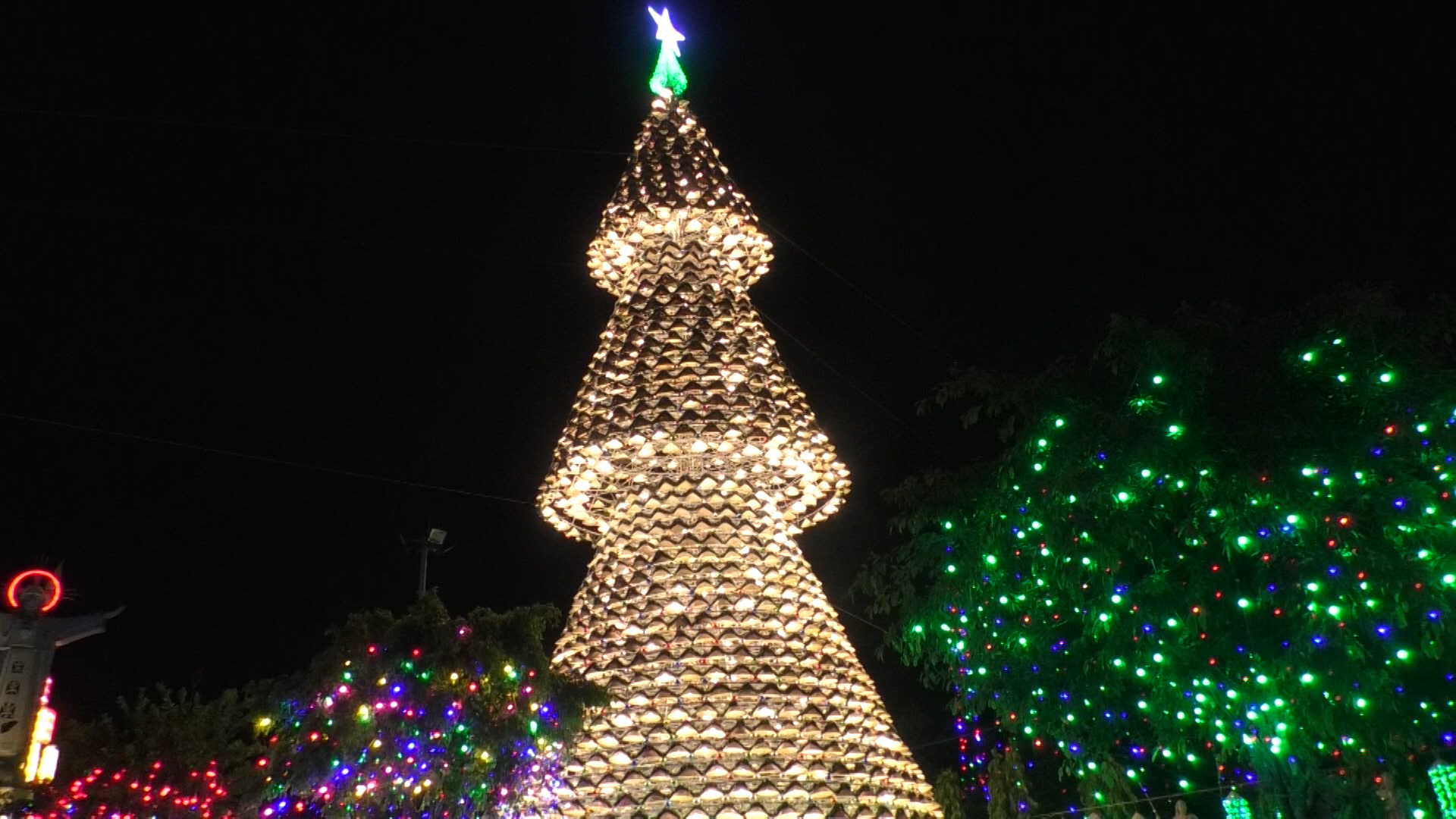 Độc đáo cây thông Noel được làm từ hơn 2 nghìn chiếc nón lá 