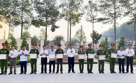 Khen thưởng vụ bắt đối tượng cướp tiền tại trạm thu phí cao tốc