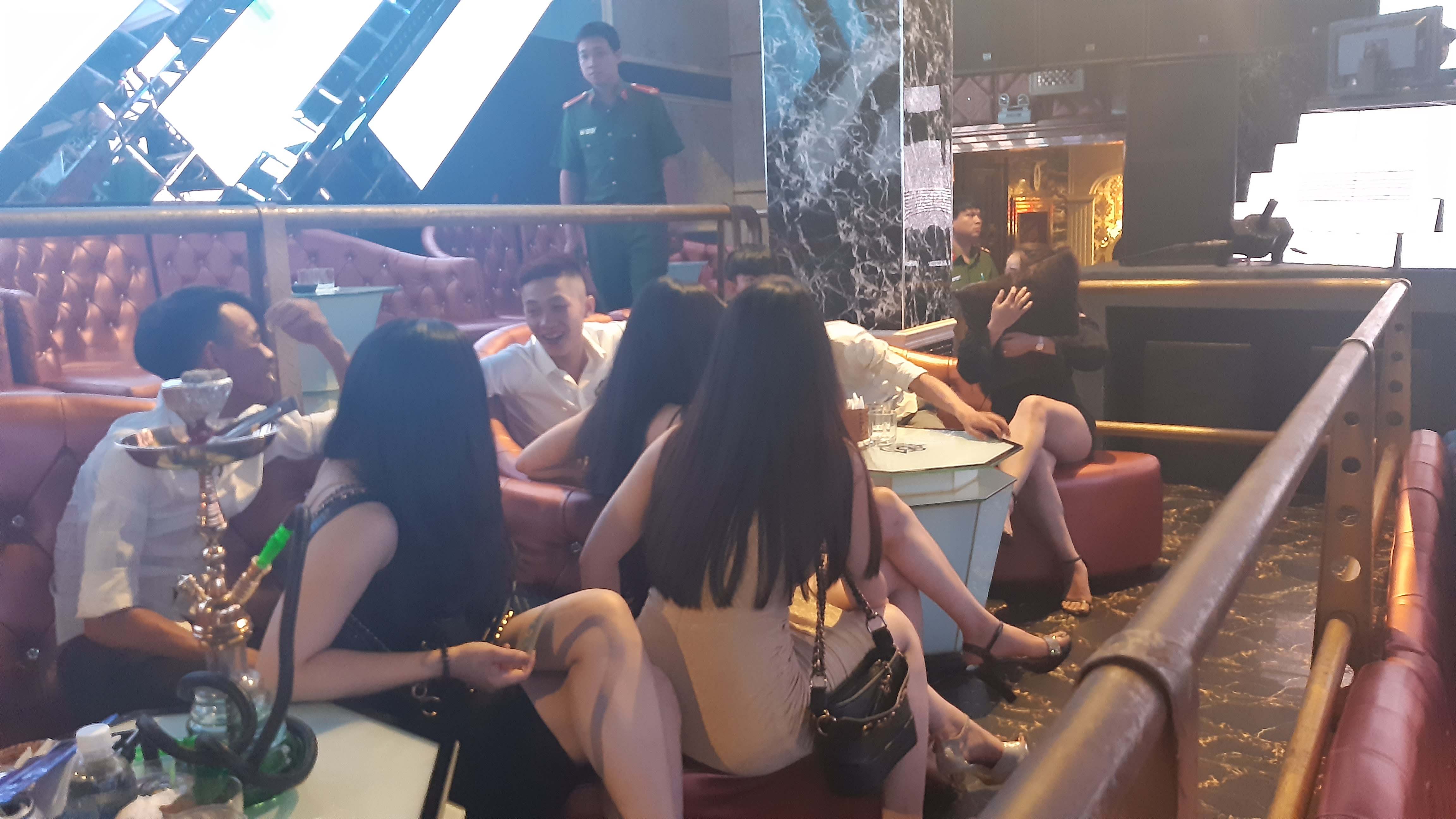 Nhiều nam nữ phê ma túy trong quán bar V8 club lúc nửa đêm