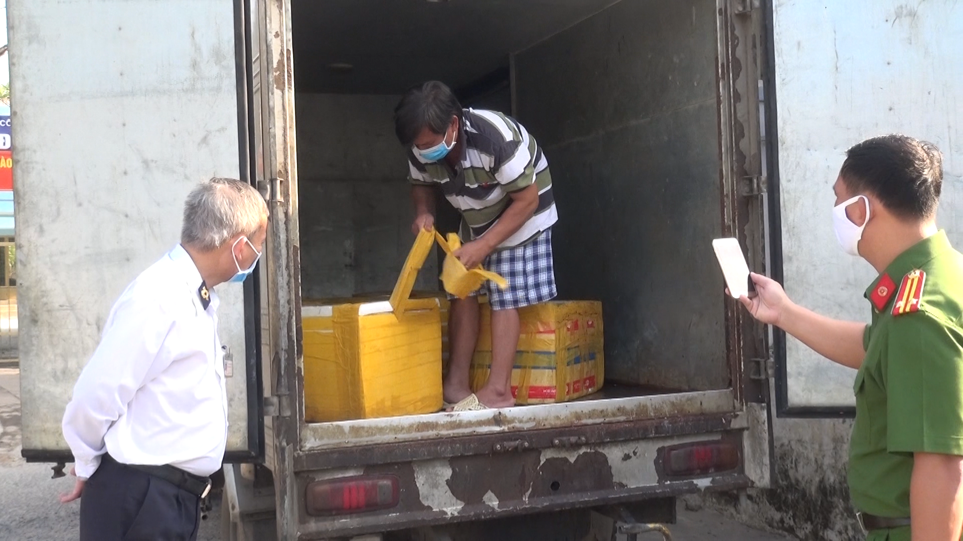 Tiêu hủy hơn 2 tạ nội tạng thối vận chuyển bằng tàu hỏa 