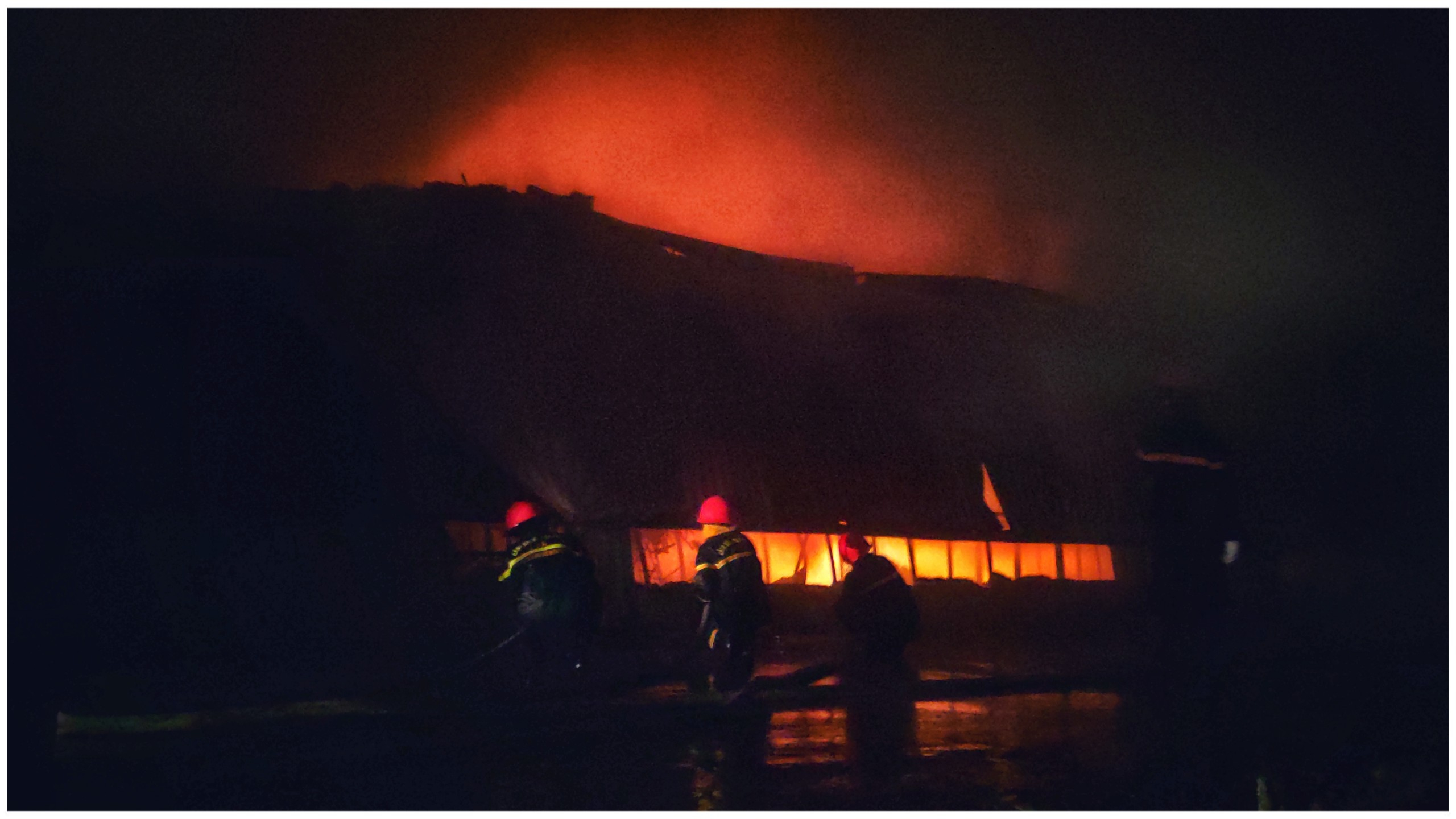 Lửa thiêu rụi kho kho vải của Công ty dệt ChoongNam