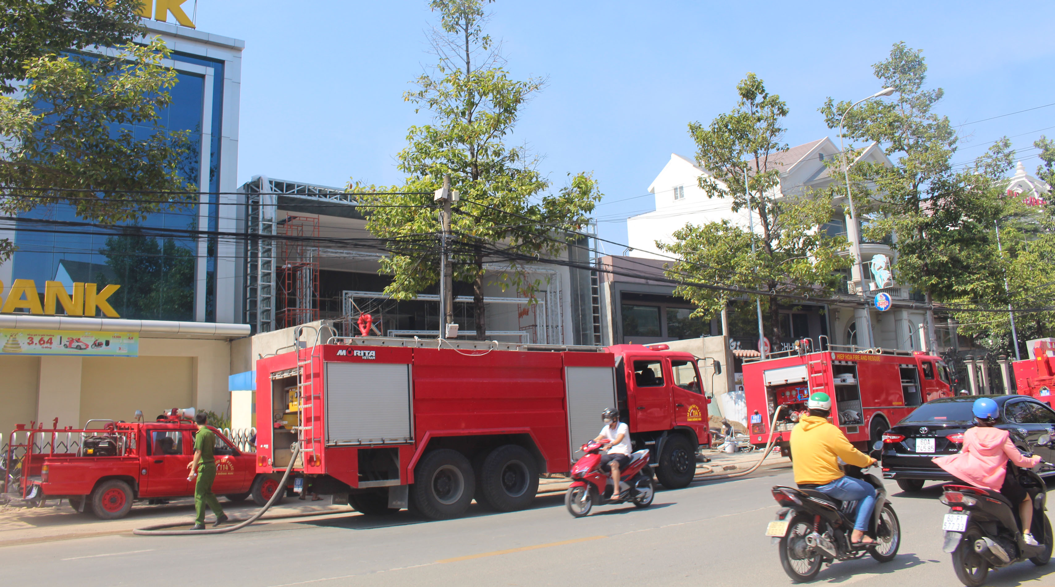 Cháy quán bar cũ sát kế bên chi nhánh ngân hàng