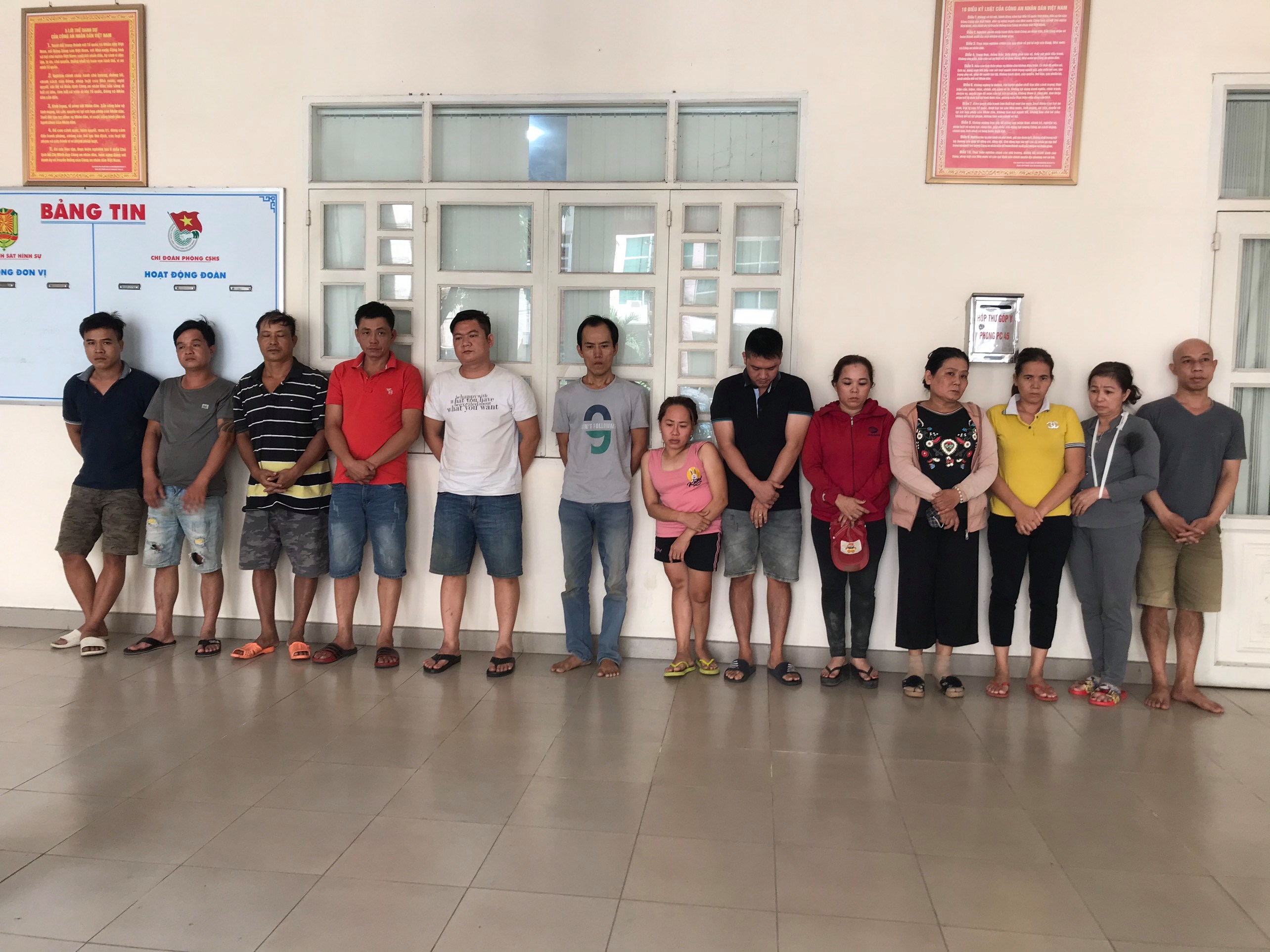 Tạm giữ hình sự 13 đối tượng đánh bạc trong rừng tràm