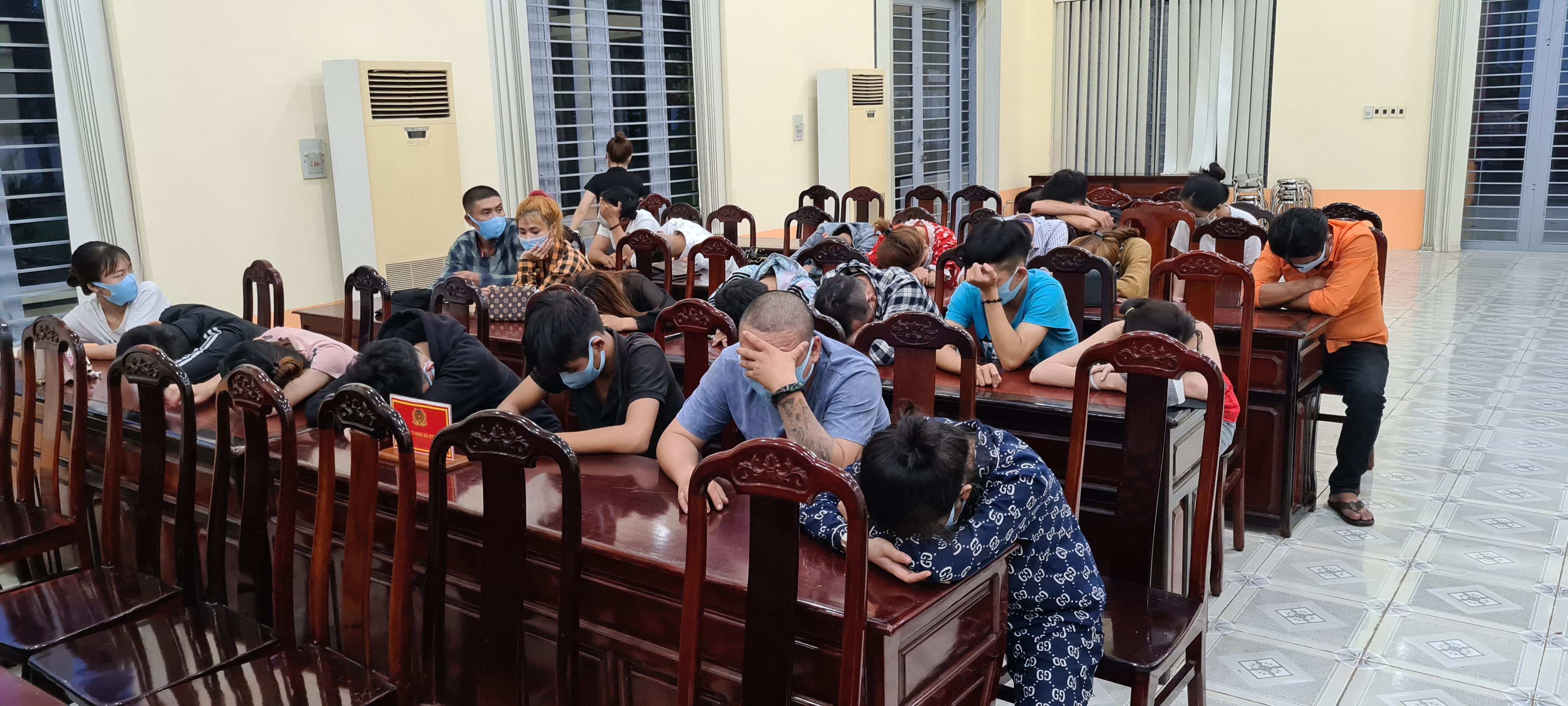 23 thanh niên 'mở tiệc' ma túy bấp chấp phòng chống dịch COVID- 19