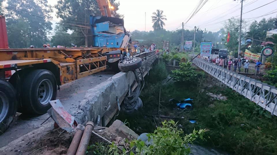 Xe container tông gãy lan can cầu rồi rơi xuống suối