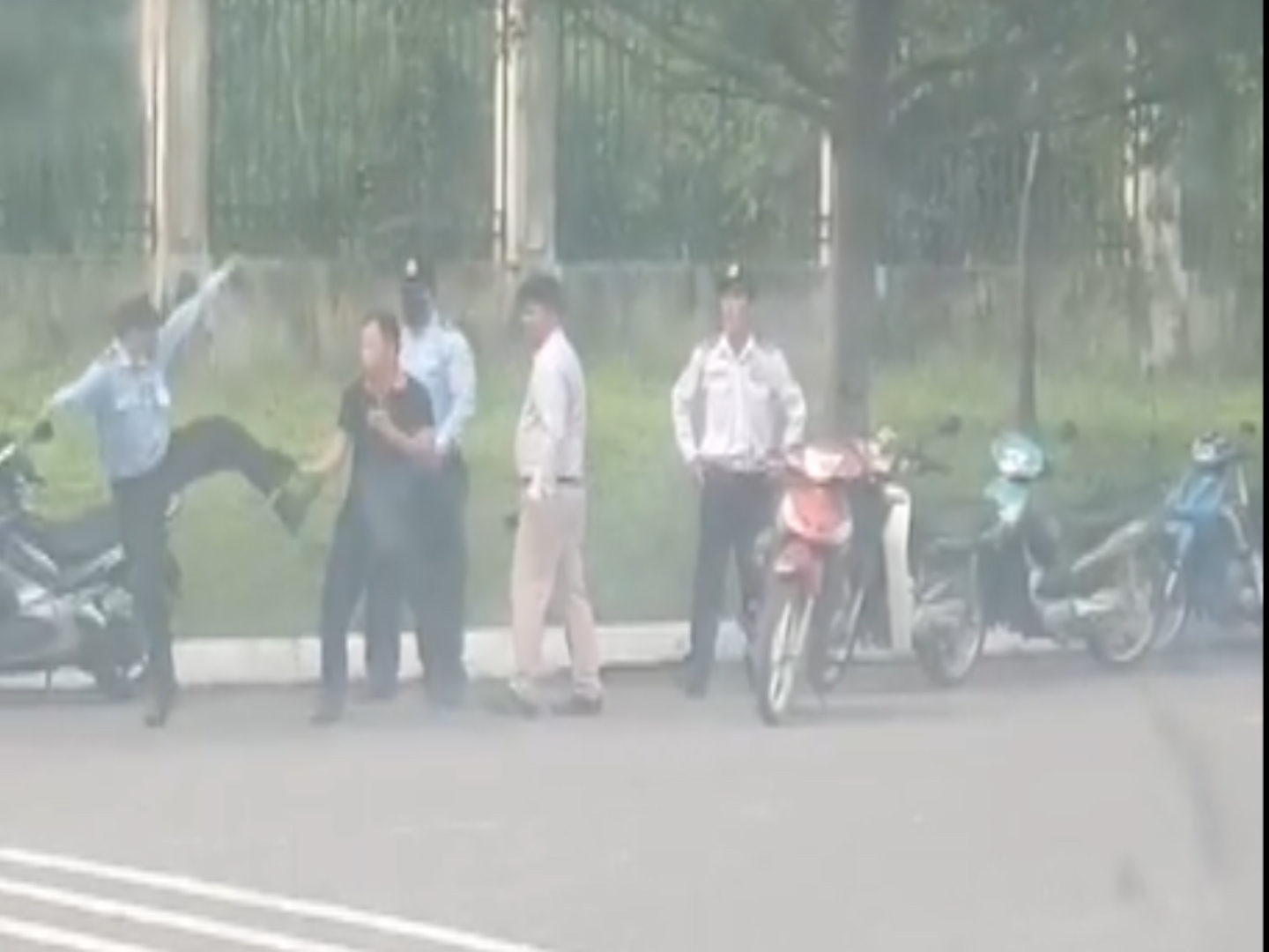 Nhóm bảo vệ đánh công nhân gục tại chỗ trong Khu Công nghiệp