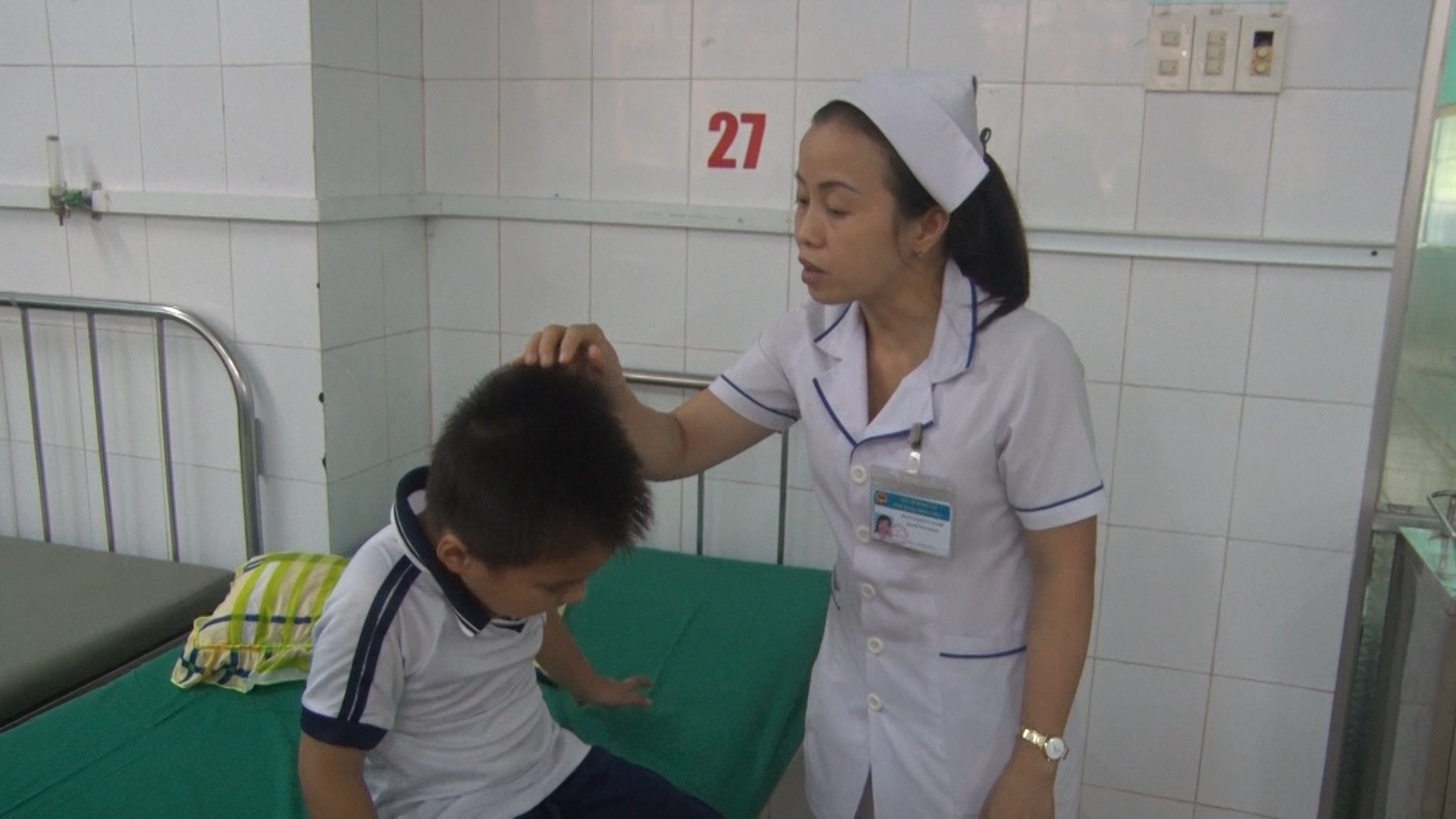 10 học sinh bị ong đốt nhập viện, cả trường nghỉ học