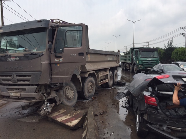 Giao thông ùn tắc nhiều giờ trên quốc lộ 51 do xe ben tông xe hơi 