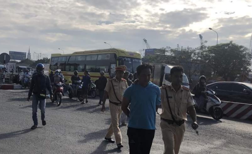 Xe ben gây náo loạn trên Quốc lộ 1A khi tài xế không dừng theo hiệu lệnh của CSGT