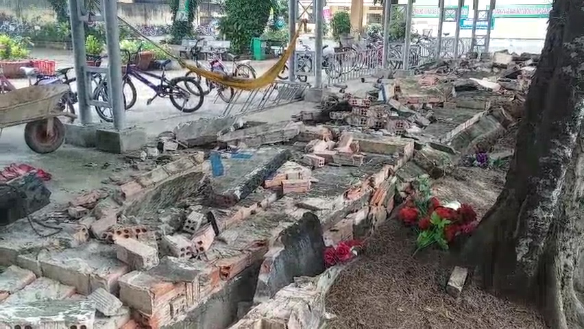 Tường rào gần 30 m của trường tiểu học bất ngờ đổ sập