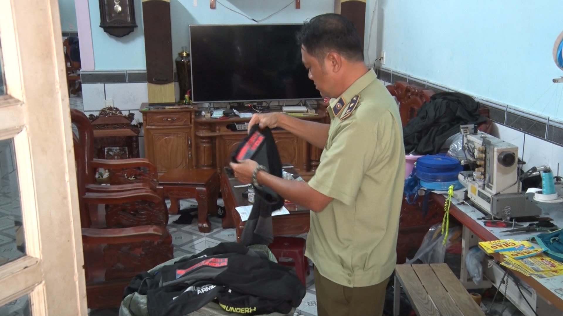 Thu giữ số lượng lớn hàng may mặc giả mạo các nhãn hiệu nổi tiếng