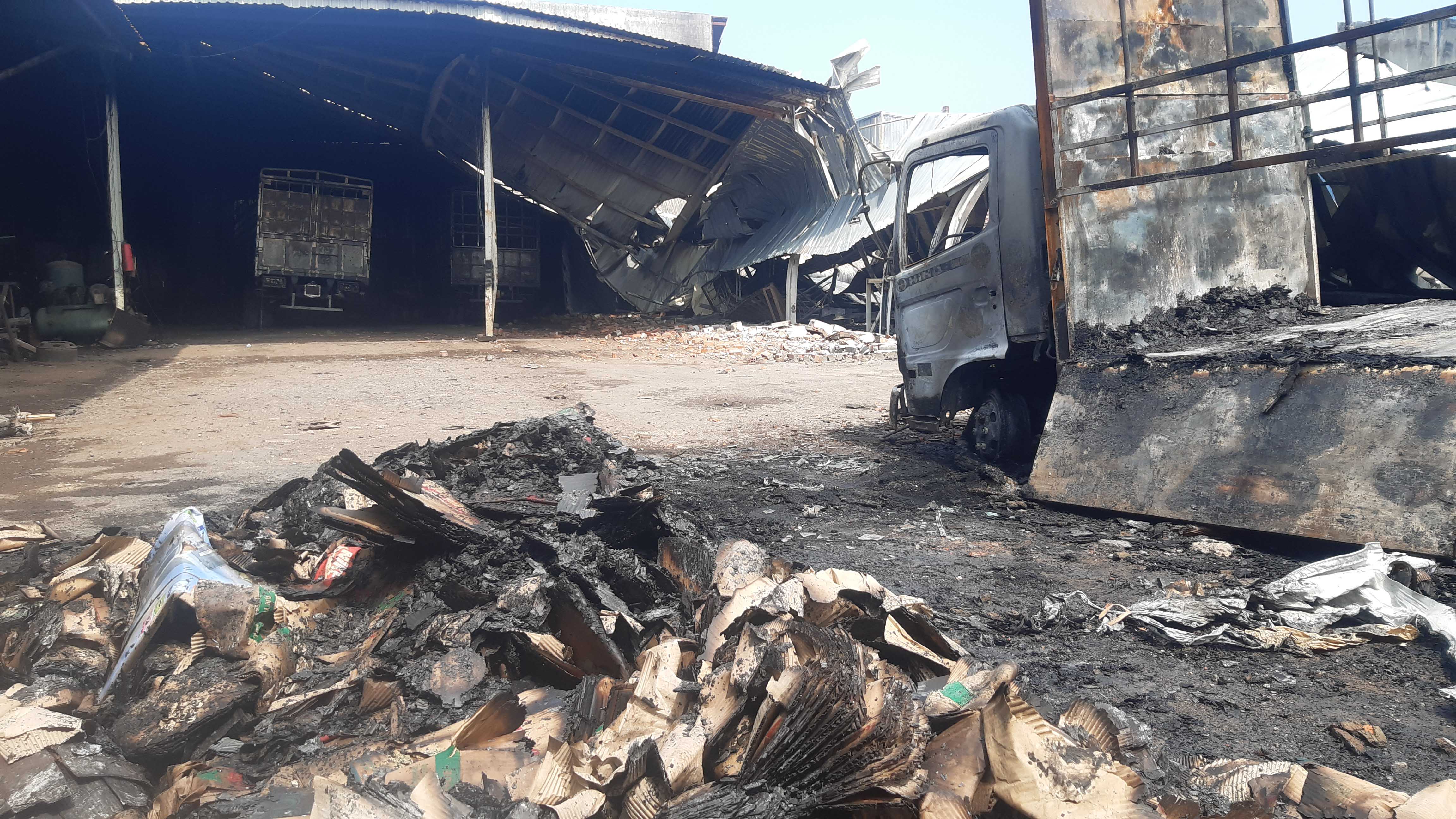 Cháy xưởng gỗ lan sang gara ô tô