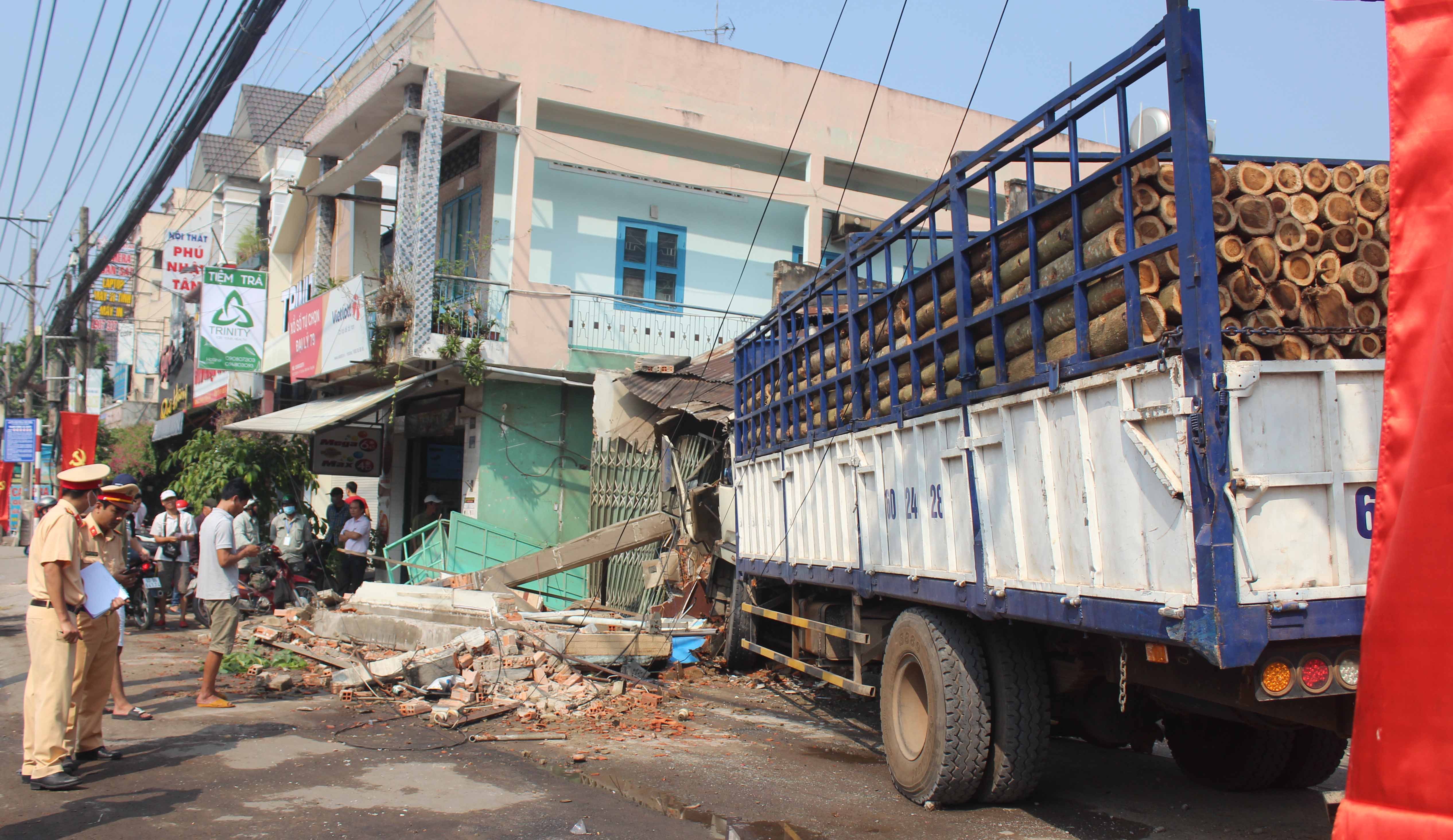 Xe tải mất lái "ủi sập" nhà dân, đổ trụ cổng UBND phường