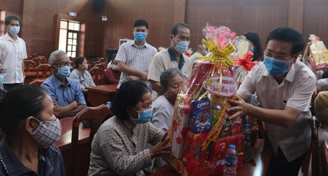 Trưởng Ban Tuyên giáo Trung ương tặng quà Tết gia đình chính sách